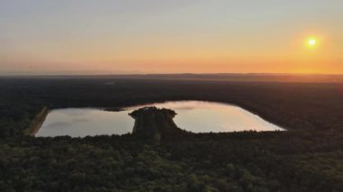 Güneşin gölün üzerinde doğuşunun panoramik görüntüsü sabah sisli güzel orman manzarası.