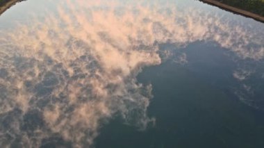 Durgun suyun üzerindeki sis gölün üzerindeki gün doğumu