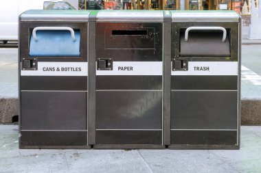 New York 'ta çöp tenekeleri ve kahve bardakları geri dönüşüm çöpleri.