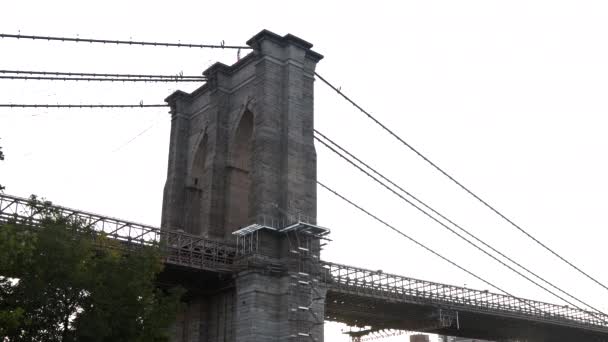 Blick nach oben mit schönen Farben der Brooklyn Bridge, New York City — Stockvideo