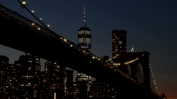 Piękny Brooklyn Bridge z Nowego Jorku Manhattan śródmieście widziane w USA. — Wideo stockowe