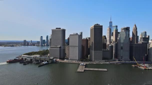 Whitehall Ferry Terminal Docks an der Skyline von New York Manhattan auf dem Weg von Staten Island NY NJ — Stockvideo