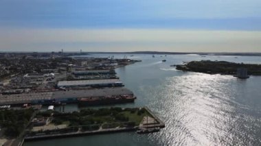 Brooklyn 'deki Red Hook konteynır terminalinin havadan görüntüsü. New York' taki gemilerle rıhtımda vinçler var.