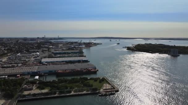Vista aérea do terminal de contêineres Red Hook Brooklyn com guindastes no cais com navios, Nova York — Vídeo de Stock