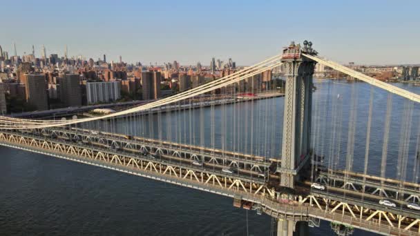 Skyline von New York City mit urbanen Wolkenkratzern über der Manhattan Bridge — Stockvideo