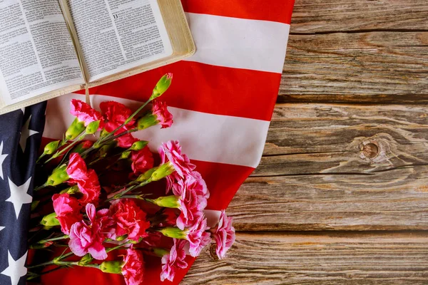 Los Angeles May 2020 Open Reading Bible Closeup Pink Carnation — Stock Photo, Image