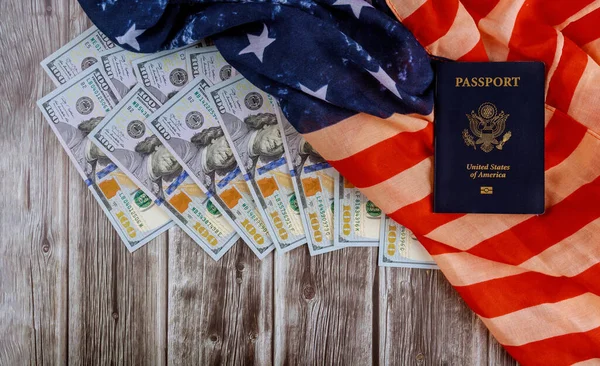 美国护照和印有美利坚合众国和美国货币符号的国旗100美元钞票 — 图库照片