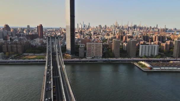 Manhattan, New York 'un Manhattan Köprüsü üzerindeki çarpıcı hava manzarası — Stok video