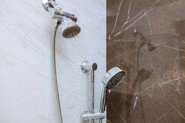 Duş başlıklı çağdaş banyo beyaz banyo duş duvarı