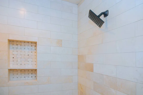 在头淋浴间关闭 水滴流淌 — 图库照片