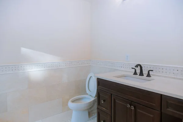 Nowoczesne Wnętrze Toalety Domowej Marmurową Umywalką — Zdjęcie stockowe