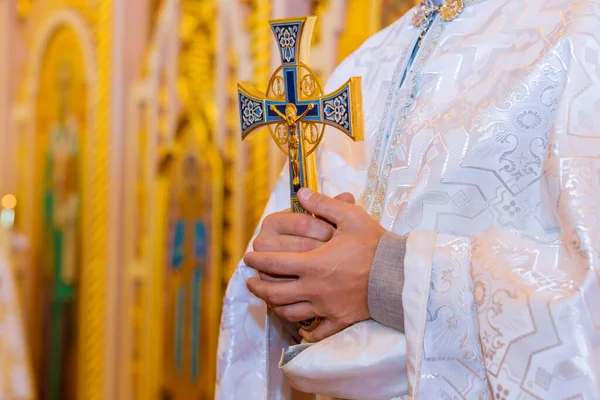 Santo Padre Ortodosso Sacerdote Tiene Con Una Croce Mano — Foto Stock