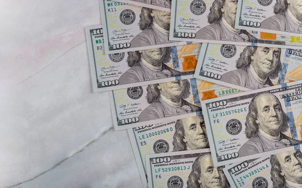 現金ビジネスのための大理石の背景に米ドルのお金アメリカのお金 — ストック写真