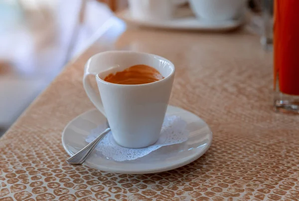 餐桌上放着一杯白咖啡浓咖啡 — 图库照片