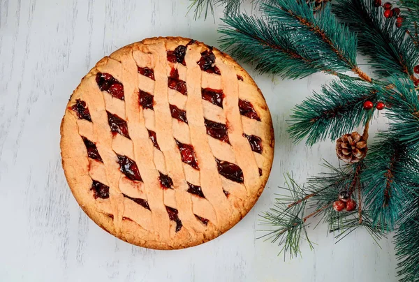 Zelfgebakken Appeltaart Kerstversieringen Een Houten Achtergrond — Stockfoto