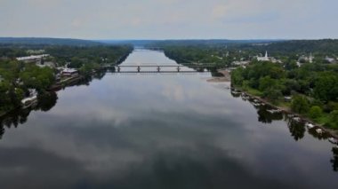 Delaware nehir manzarası üzerinde, tarihi New Hope kasabası yakınlarında New Hope Pennsylvania Amerikan kasabası Lambertville New Jersey ABD