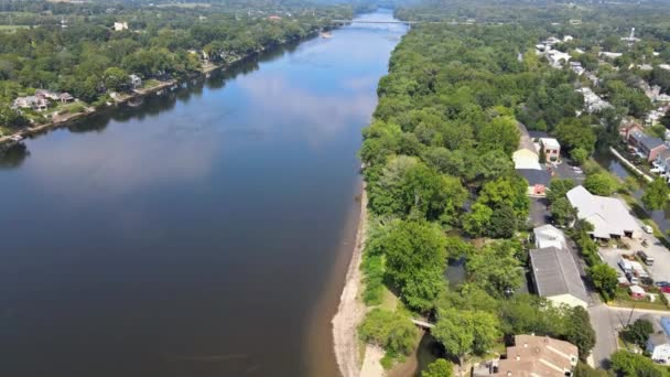 Widok z lotu ptaka na rzekę Delaware w Lambertville w stanie New Jersey, w pobliżu historycznego miasteczka New Hope Pensylwania USA — Wideo stockowe