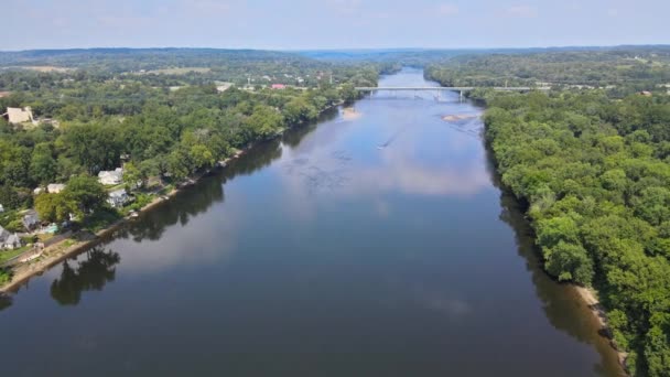 Η θέα του ποταμού Delaware εναέρια, γέφυρα σε όλη την ιστορική πόλη Νέα Ελπίδα Πενσυλβάνια και Lambertville New Jersey ΗΠΑ — Αρχείο Βίντεο