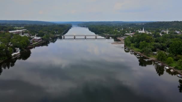 Overhead da paisagem do rio Delaware, vista perto de pequena cidade histórica Nova Esperança Pensilvânia cidade americana de Lambertville Nova Jersey EUA — Vídeo de Stock