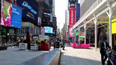 New York City, ABD 'de yoğun saatlerde Times Meydanı trafiği ve yayaların zamanlaması.