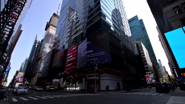 New York City Manhattan gatuvy med livlig trafik längs gatan tid förfaller — Stockvideo
