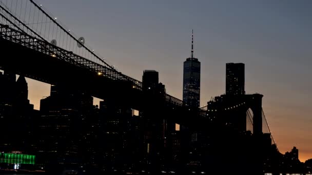Vista de Brooklyn Bridge en Manhattan skyline torre de la libertad por la noche, Nueva York, EE.UU. — Vídeos de Stock