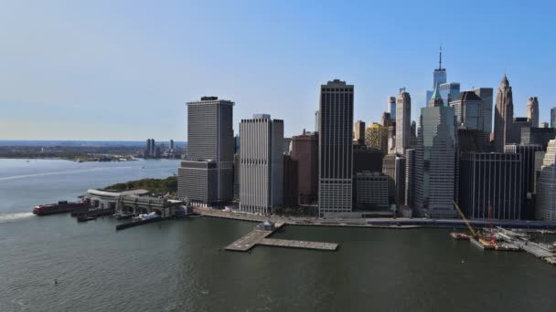 Dolny Manhattan drapacze chmur i Whitehall South Ferry Terminal, New York sposób ze Staten Island NY NJ — Wideo stockowe