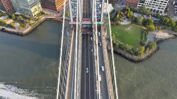 Γέφυρα Μανχάταν με ουρανοξύστες του Μπρούκλιν της Νέας Υόρκης πάνω από τον ποταμό Χάντσον. — Αρχείο Βίντεο