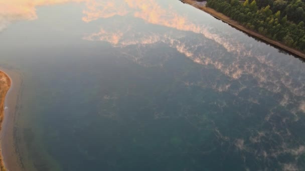 Magiczny wschód słońca nad jeziorem mglisty wczesny poranek krajobraz uczucie mistyczne — Wideo stockowe