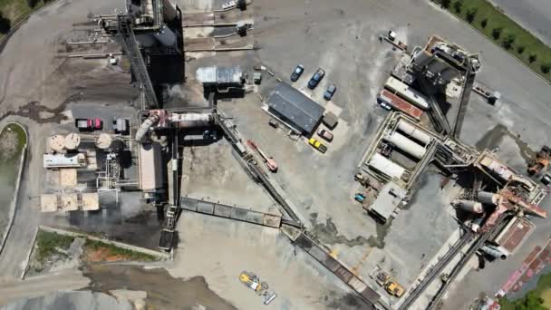 Instalação de processamento e reciclagem de asfalto, transformação em cascalho, vista aérea da fábrica de asfalto para a construção de pavimentos rodoviários — Vídeo de Stock