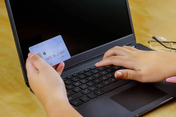 Compras Online Cyber Monday Mãos Segurando Usando Internet Banking Com — Fotografia de Stock