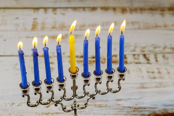 Hanukkah的希伯来语Menorah和燃烧的蜡烛是犹太人节日的传统象征 — 图库照片