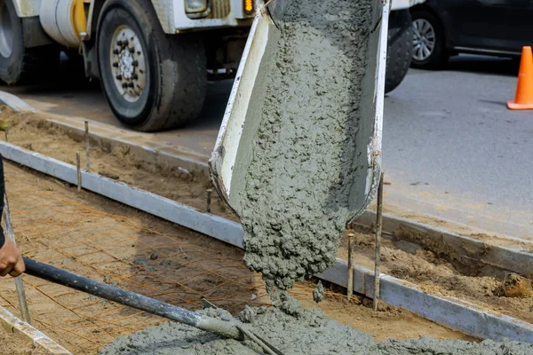 Processo Instalação Construção Novas Calçadas Que Colocam Cimento Concreto — Fotografia de Stock