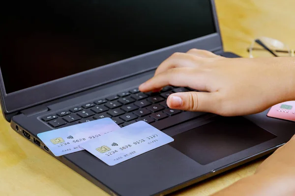 Mulher Mãos Digitando Computador Portátil Com Compras Line Pagamento Cibernético — Fotografia de Stock