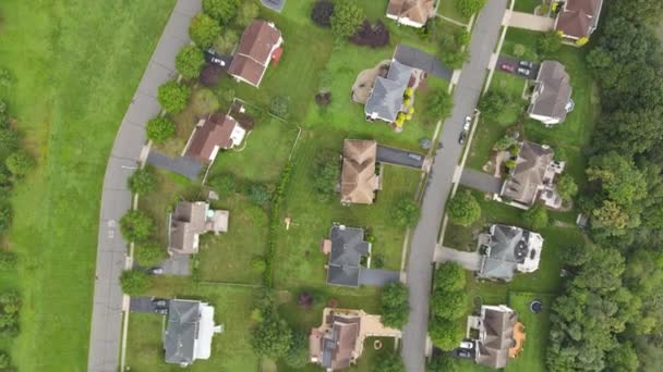 Krajobraz widok z lotu ptaka niesamowite panoramiczne małe miasteczko dzielnicy z w stylu życia mieszkalnych terenów zielonych. — Wideo stockowe