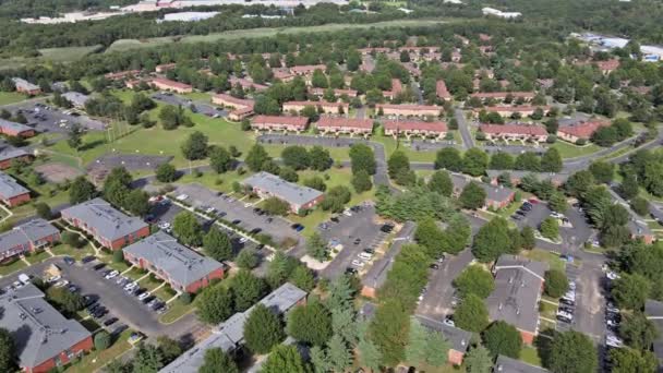 Letecký pohled s v městském domě střecha spací plochy domy komplexní krajiny — Stock video