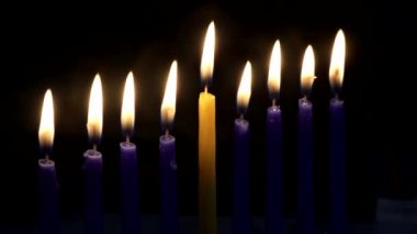 Hanuka 'lı İbranice Menorah bayram yahudilerinin geleneksel sembolüdür.