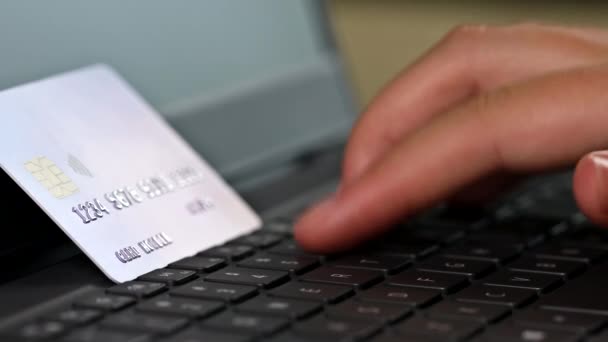 Compras online Cyber Monday mãos segurando usando internet banking com cartão de crédito para fazer transação de pagamento com mesa laptop — Vídeo de Stock