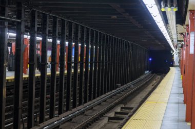 - New York. New York. - New York. Manhattan ABD istasyonundaki boş metro tüneli.