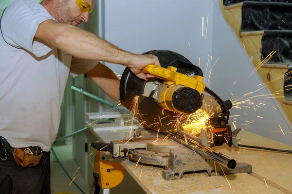 Trabajador Hombre Cortando Tubo Metal Con Una Sierra Circular Con —  Fotos de Stock