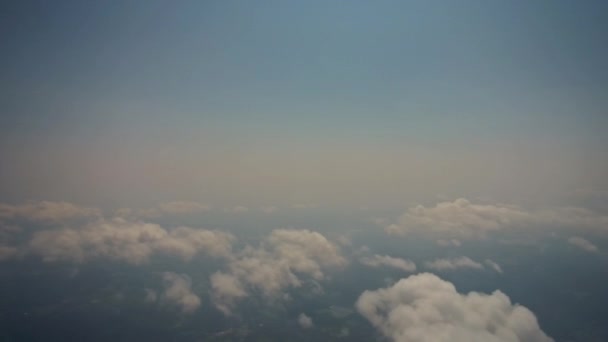 Vacker med vita moln utsikt från blå himmel från flygplansfönstret — Stockvideo