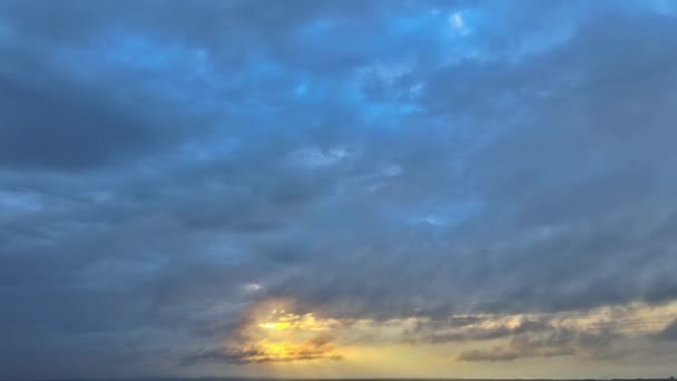 Luminoso cielo panoramico all'alba e luce del sole vista di timelapse — Video Stock