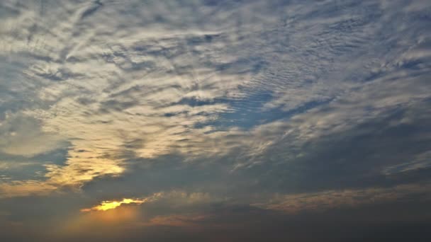 Crepúsculo cielo en la salida del sol dramático de sol con nube en la mañana — Vídeo de stock