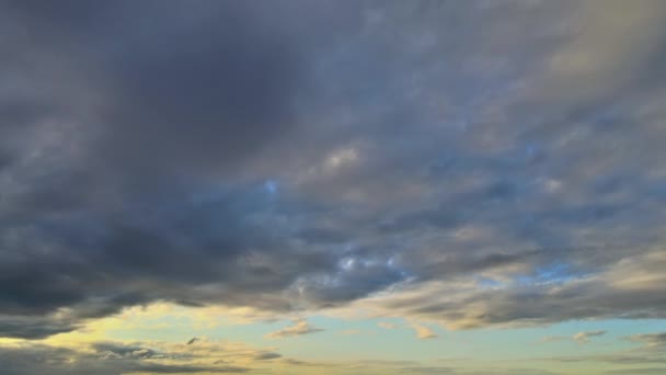 Nádherné panorama na ranní mrak modrá dramatická obloha s mraky pro krásný východ slunce — Stock video