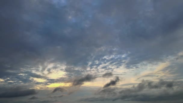 Vista panorámica del cielo en las nubes de la mañana cielo dramático azul con hermosa salida del sol — Vídeos de Stock