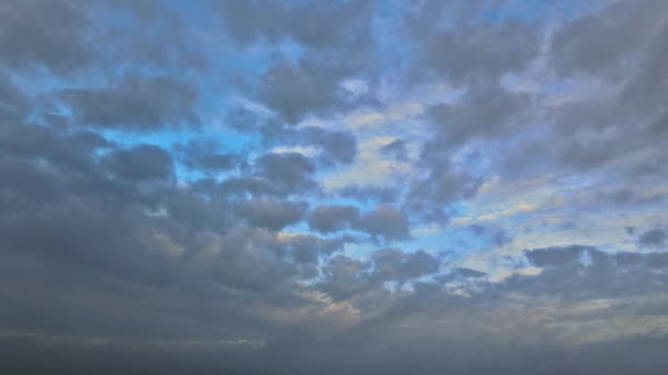 Úžasná růžová purpurová obloha při západu slunce nad krásným přírodním výhledem na nebe — Stock video