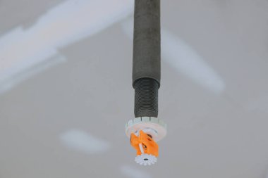 Ofis binasının tavanında otomatik yangın söndürme fıskiyesini kapat.