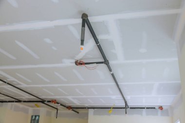 Ofis binasının tavanında otomatik yangın söndürme fıskiyesini kapat.