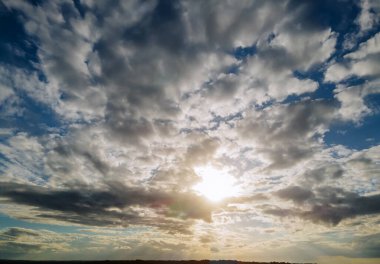 Güzel manzara kırmızı mor turuncu, mavi, pembe, günbatımı gökyüzü dramatik