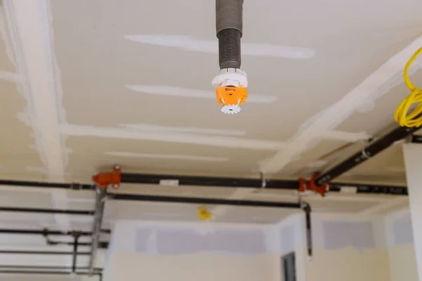 Yangın Söndürme Sistemi Yangın Söndürme Detektörü Tavanda — Stok fotoğraf